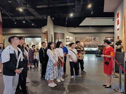 一群人站在室内描述已自动生成